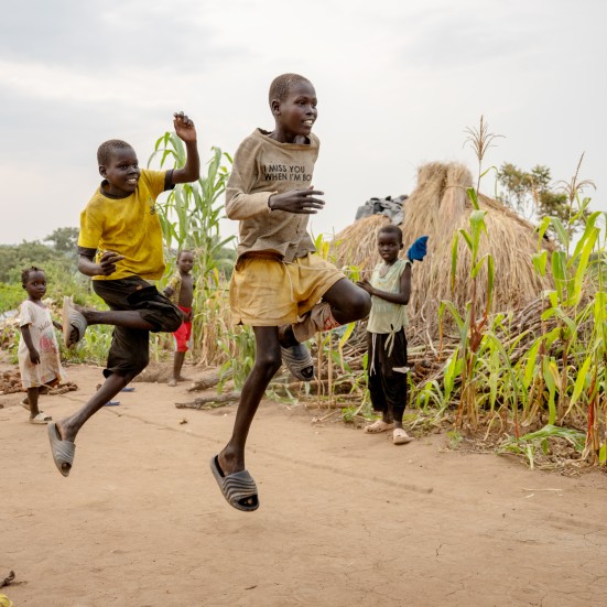 Børn som løber og springer i Uganda.