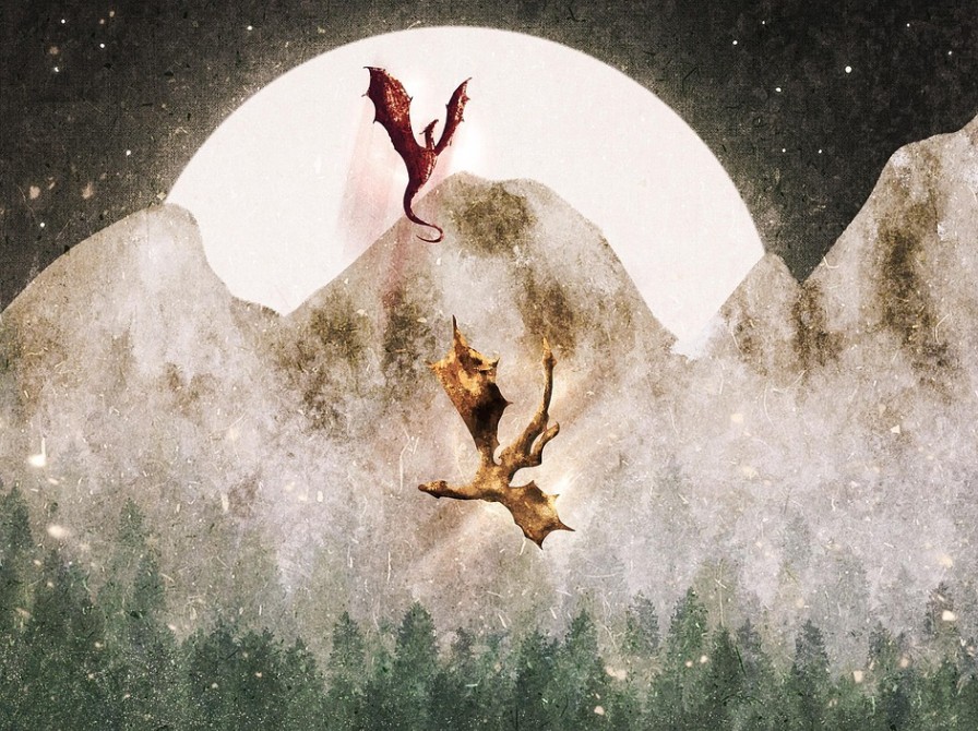 To drager flyver henover et landskab med skov, måne og bjerge. 